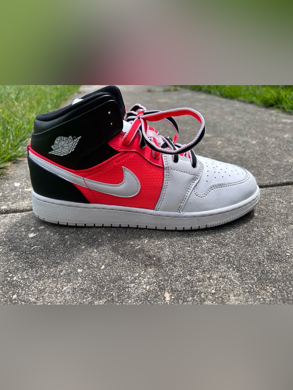Nike Air Jordan 1 Mid GS Kids High-Top Sneakers Black Fire Pink White Size 7